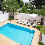 Villa Paradise - Leones *